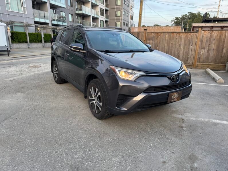 
								Toyota RAV4 LE full									