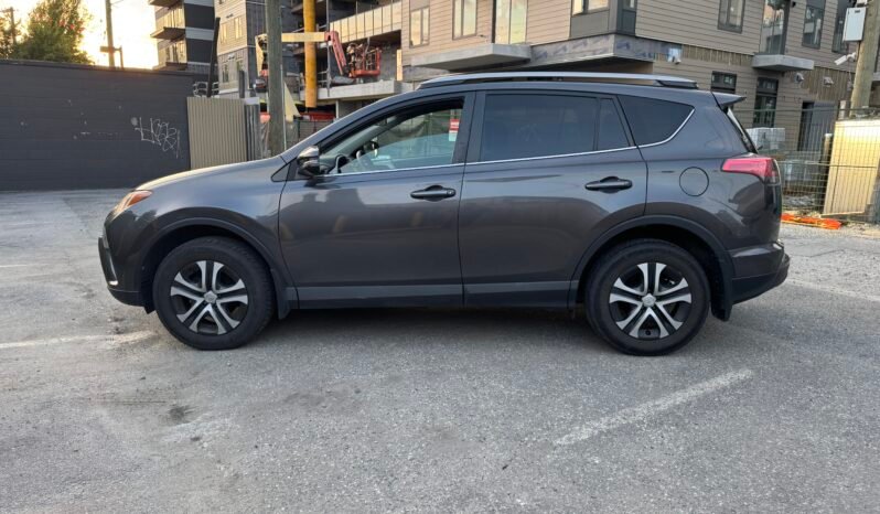 
								Toyota RAV4 LE full									