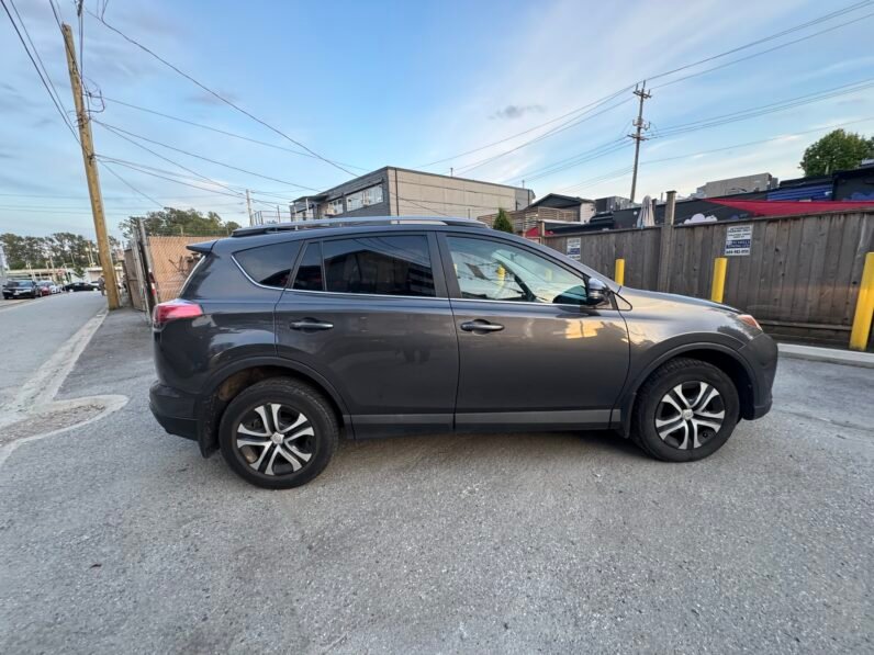 
								Toyota RAV4 LE full									