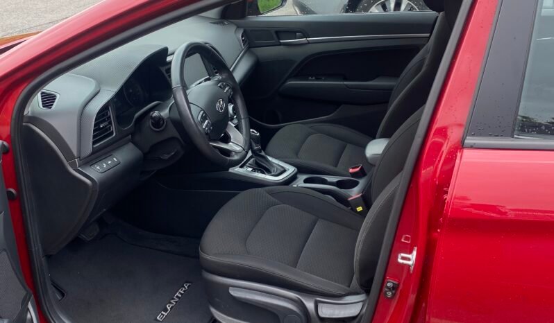 
								Hyundai Elantra SEL full									