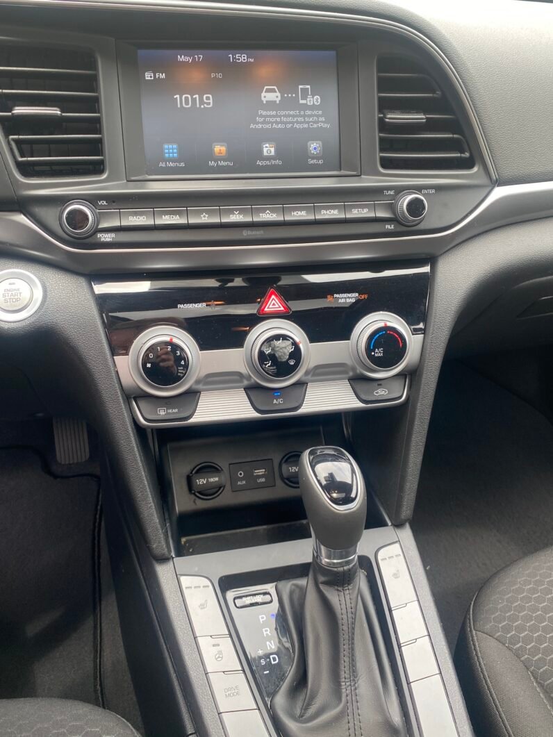 
								Hyundai Elantra SEL full									