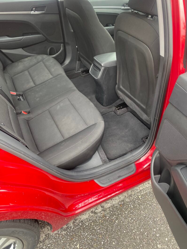 
								Hyundai Elantra SEL full									