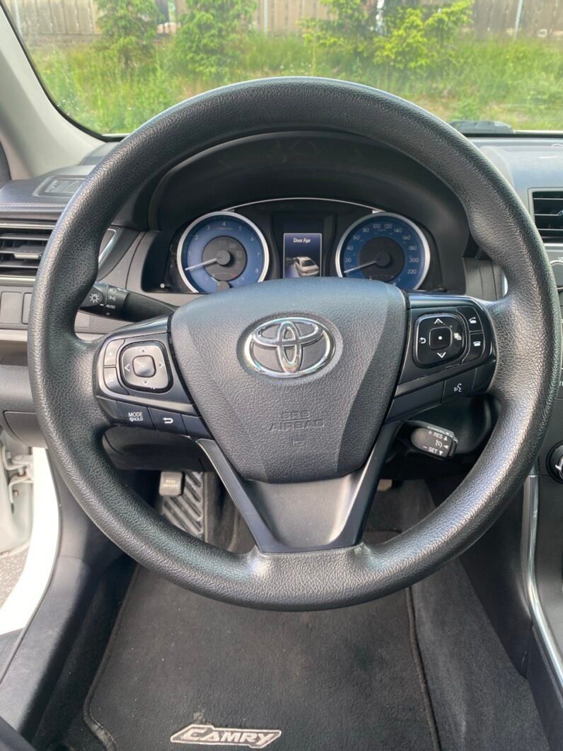 
								Toyota Camry LE full									