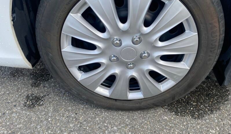 
								Toyota Camry LE full									