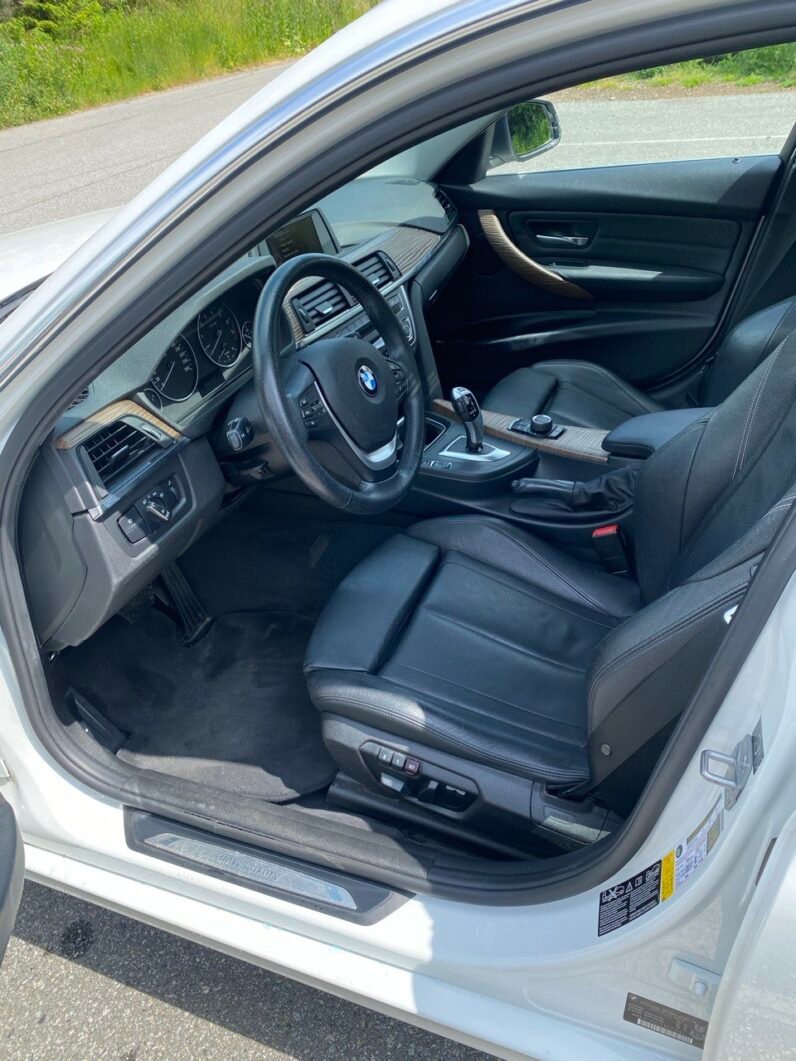 
								2015 BMW 320i xDrive full									